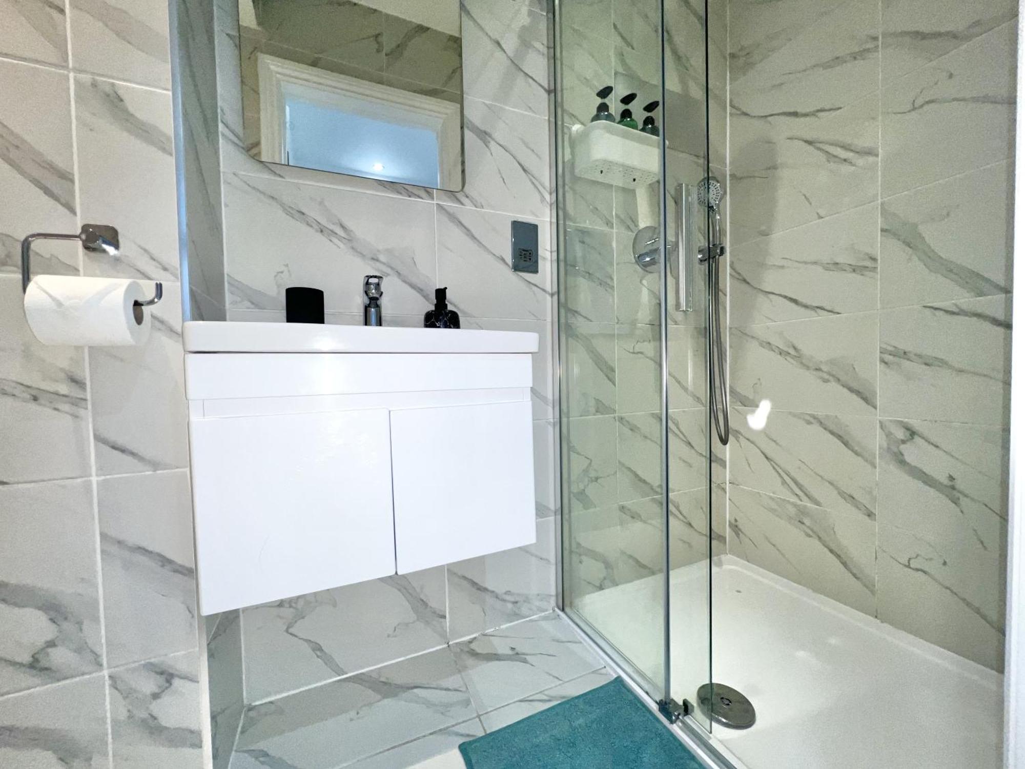 Charming 3-Bed Flat In Shepherds Bush - Sleeps 9 ลอนดอน ภายนอก รูปภาพ