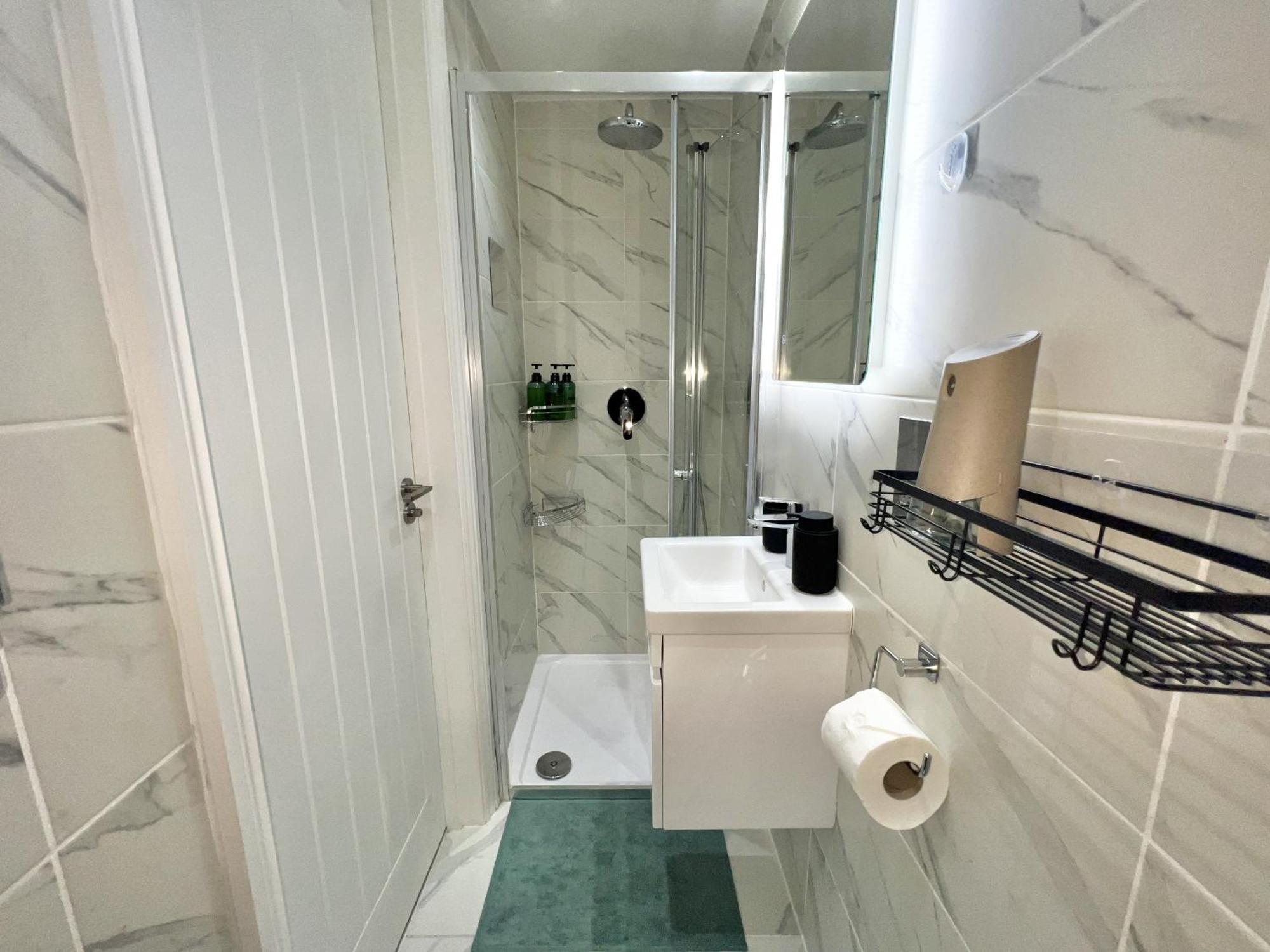Charming 3-Bed Flat In Shepherds Bush - Sleeps 9 ลอนดอน ภายนอก รูปภาพ